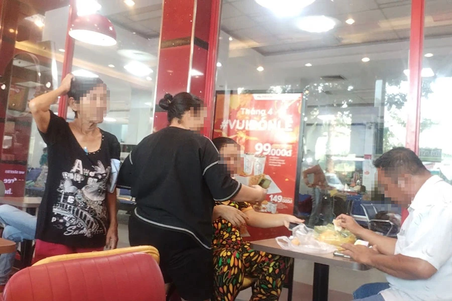 Nhóm bốn cò vé tại Ga Sài Gòn tập trung trong cửa hàng thức ăn nhanh cạnh quầy bán vé.