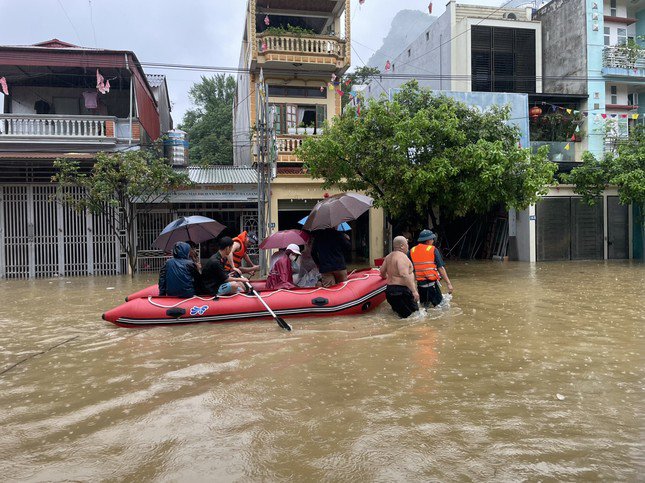 Miền Bắc đối mặt với đợt mưa lớn trở lại từ đêm 14/6, nguy cơ lốc sét, mưa đá