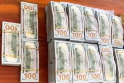 An ninh - Xã hội - Mật phục bắt quả tang người đàn ông vận chuyển trái phép hơn 530 ngàn USD qua biên giới
