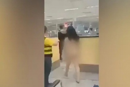Nữ du khách khỏa thân giữa sân bay Philippines