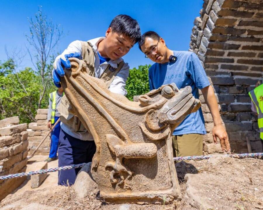 Một phần tác phẩm điêu khắc hình rồng thời nhà Minh được các nhà khảo cổ tìm thấy.
