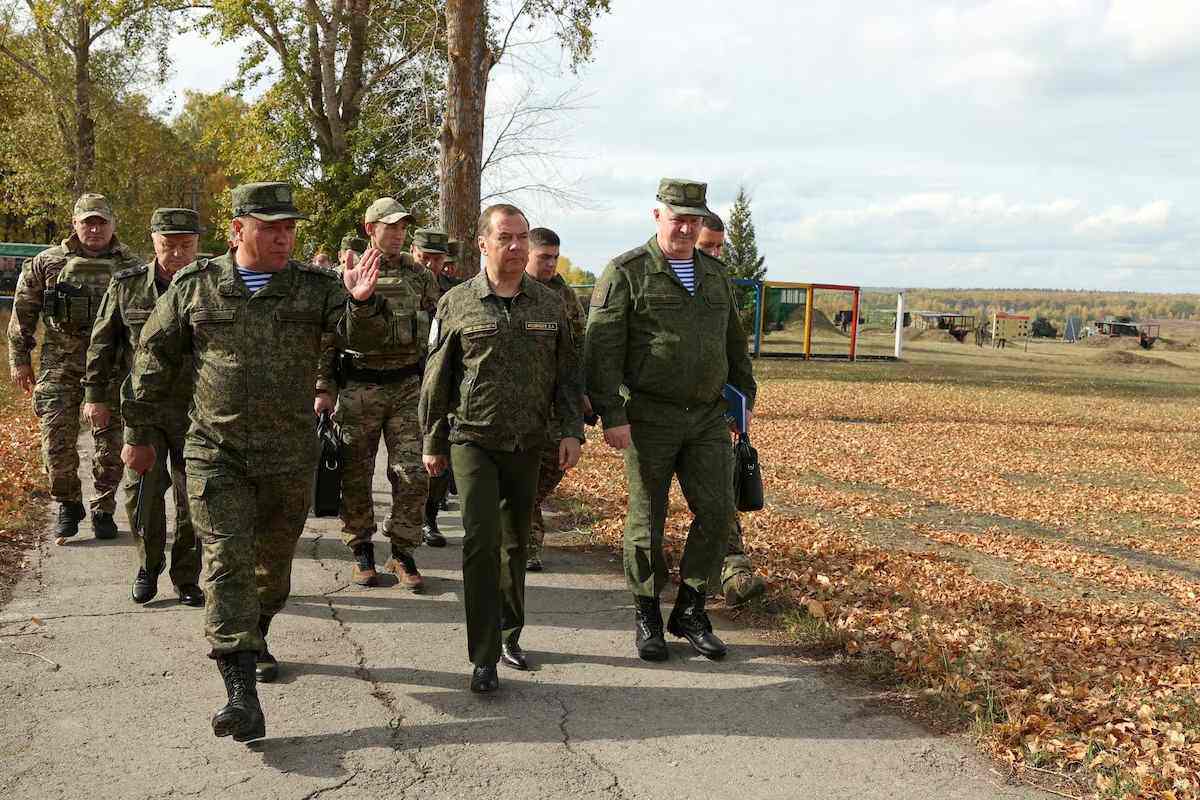 Ông Medvedev đến thăm một trung tâm huấn luyện quân sự ở Nga (ảnh: Reuters)