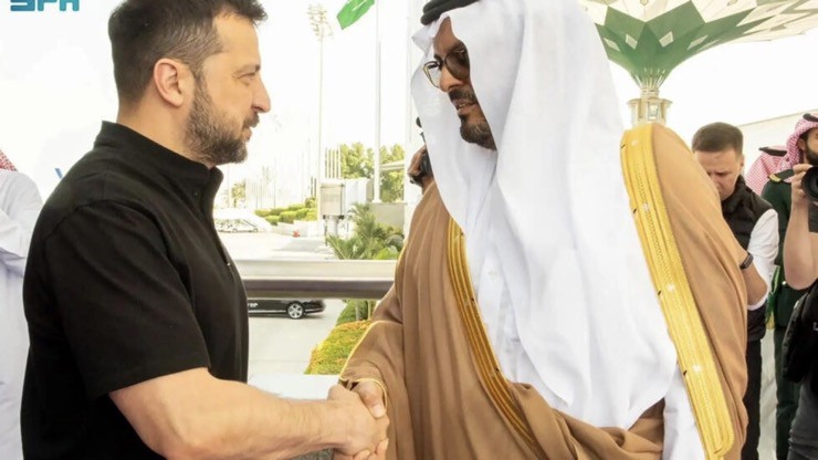 Phó Thống đốc vùng Mecca, Mishaal bin Abdulaziz Al-Saud đón tiếp&nbsp;ông Zelensky&nbsp;ở sân bay Jeddah.