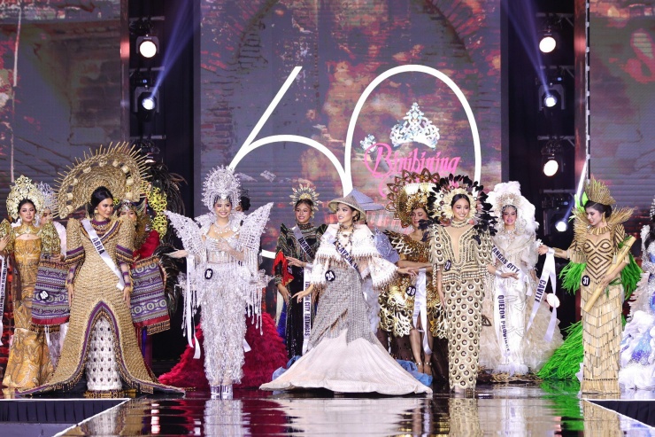 Ngày 11/6 đã diễn ra phần thi Trang phục dân tộc thuộc khuôn khổ cuộc thi Binibining Pilipinas - Hoa hậu Philippines 2024. Sau đêm thi, ban tổ chức đã tìm ra top 5 bộ trang phục đẹp nhất. Thiết kế giành giải cao nhất sẽ được công bố trong chung kết Binibining Pilipinas 2024 diễn ra ngày 7/7.