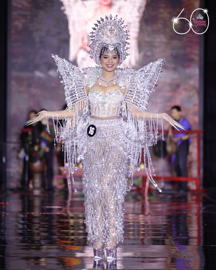Thiết kế của thí sinh Myrea Caccam, đại diện tỉnh Oriental Mindoro. Trang phục được lấy cảm hứng từ hồ Naujan, nổi tiếng với làn nước yên tĩnh và khung cảnh đẹp như tranh vẽ. Trang phục được trang trí bằng những viên pha lê và ngọc trai tinh xảo.