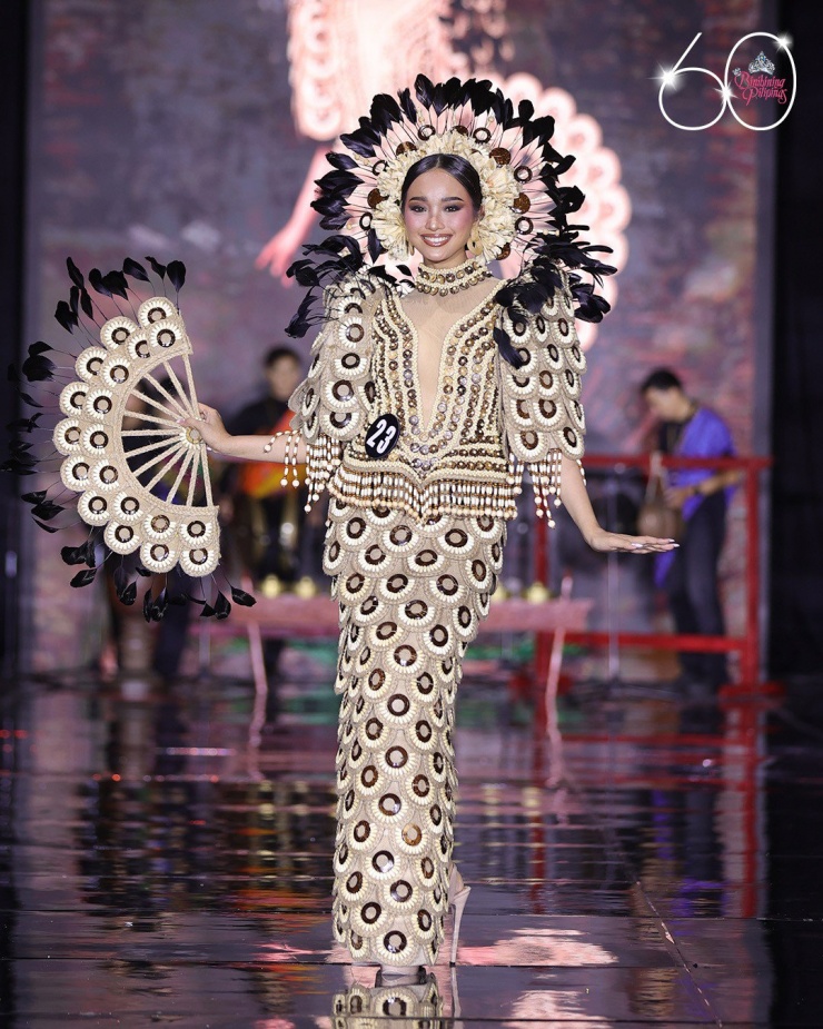 Trang phục của thí sinh Joyce Anne Garduque đại diện thành phố Quezon. Bộ trang phục được chế tác tinh xảo từ nhiều sản phẩm dừa khác nhau, làm nổi bật nguồn tài nguyên dồi dào của tỉnh này.