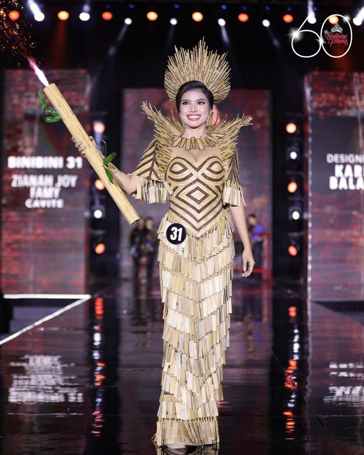 Trang phục của thí sinh Zianah Famy, đại diện tỉnh Cavite mô tả lễ hội Kawayan được tổ chức vào tháng 12 hàng năm tại Maragondon, Cavite.