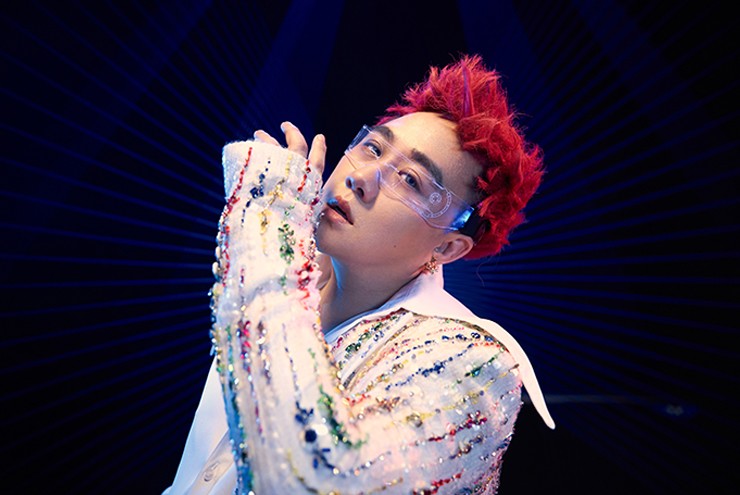 Trung Quân múa cột, hát live 40 ca khúc trong concert mới