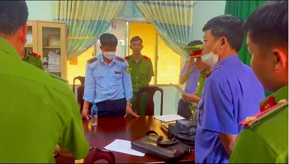 Cơ quan điều tra công bố lệnh bắt giam Trần Văn Thăng, quyền Đội trưởng QLTT số 2 về hành vi nhận hối lộ.