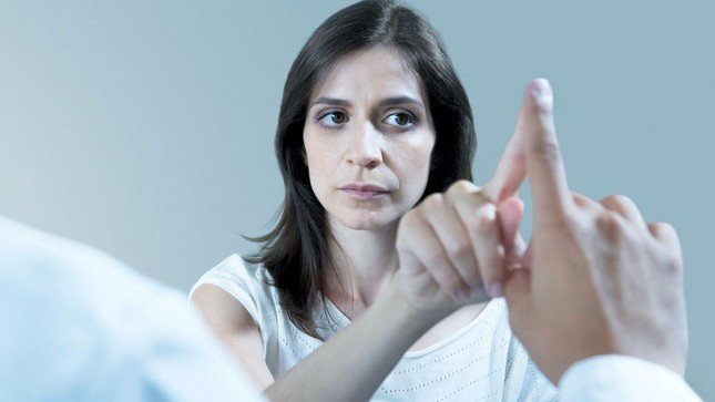 Bệnh nhân có thể được yêu cầu chạm vào mũi, sau đó chạm vào ngón tay của người khám như một phần của bài kiểm tra khả năng cảm thụ để kiểm tra cảm giác về không gian của họ.(Ảnh: Getty Images)