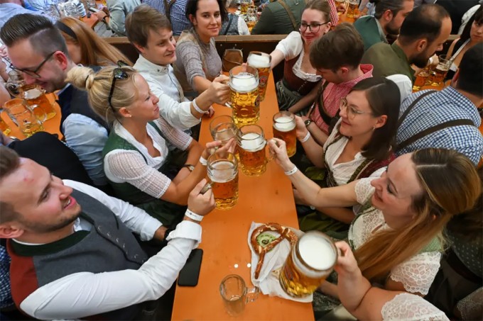 Uống bia là một phần quan trọng trong văn hóa của người Đức. Ảnh: Reuters