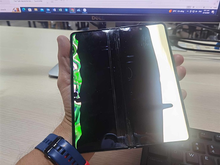 Một mẫu Galaxy Z Fold4 bị lỗi màn hình.