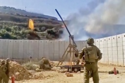 Thế giới - Video: Quân đội Israel dùng &quot;vũ khí thời Trung cổ&quot; dội lửa vào lực lượng Hezbollah