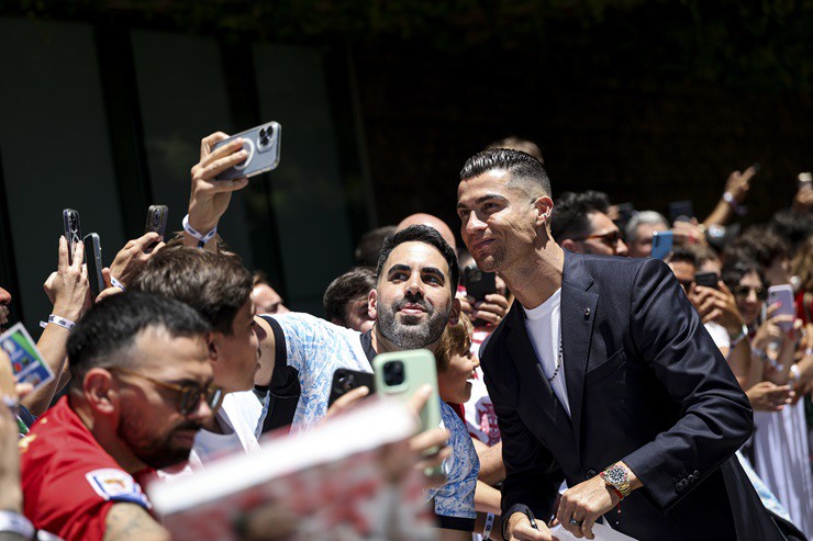 Ronaldo xuất hiện bảnh bao khi đặt chân đến Đức