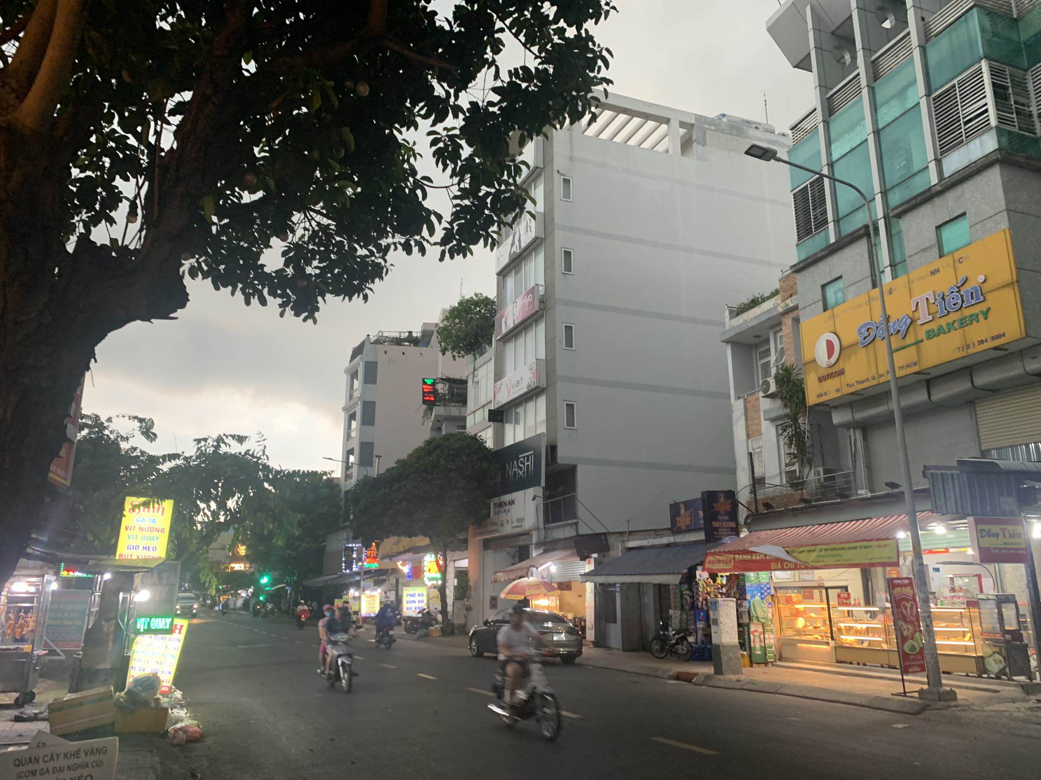 Nhiều khu vực ở quận Tân Phú tối sầm lại khi dông lốc kéo đến