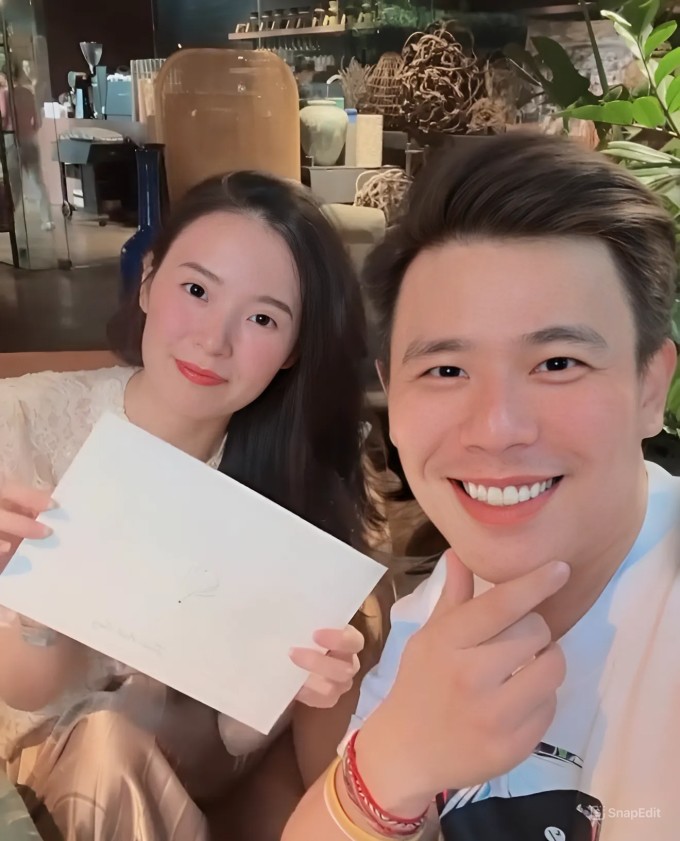 Bạn thân hé lộ thiệp cưới 'to nhất từng thấy' của Midu - 1