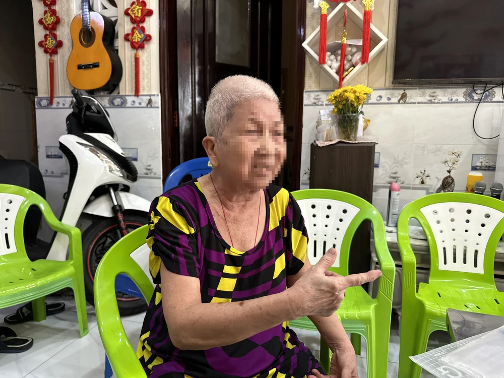 Bà L bức xúc trước việc ông M biến mất cùng số tiền lớn của hàng chục người tham gia hụi. Ảnh: NGUYỄN YÊN