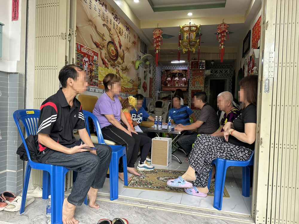 Hàng chục nạn nhân của ông M đang làm đơn trình báo đến Công an để tố giác. Ảnh: NGUYỄN YÊN