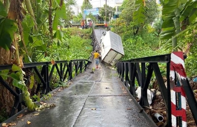 Hiện trường sập cầu. Ảnh: Văn Phúc