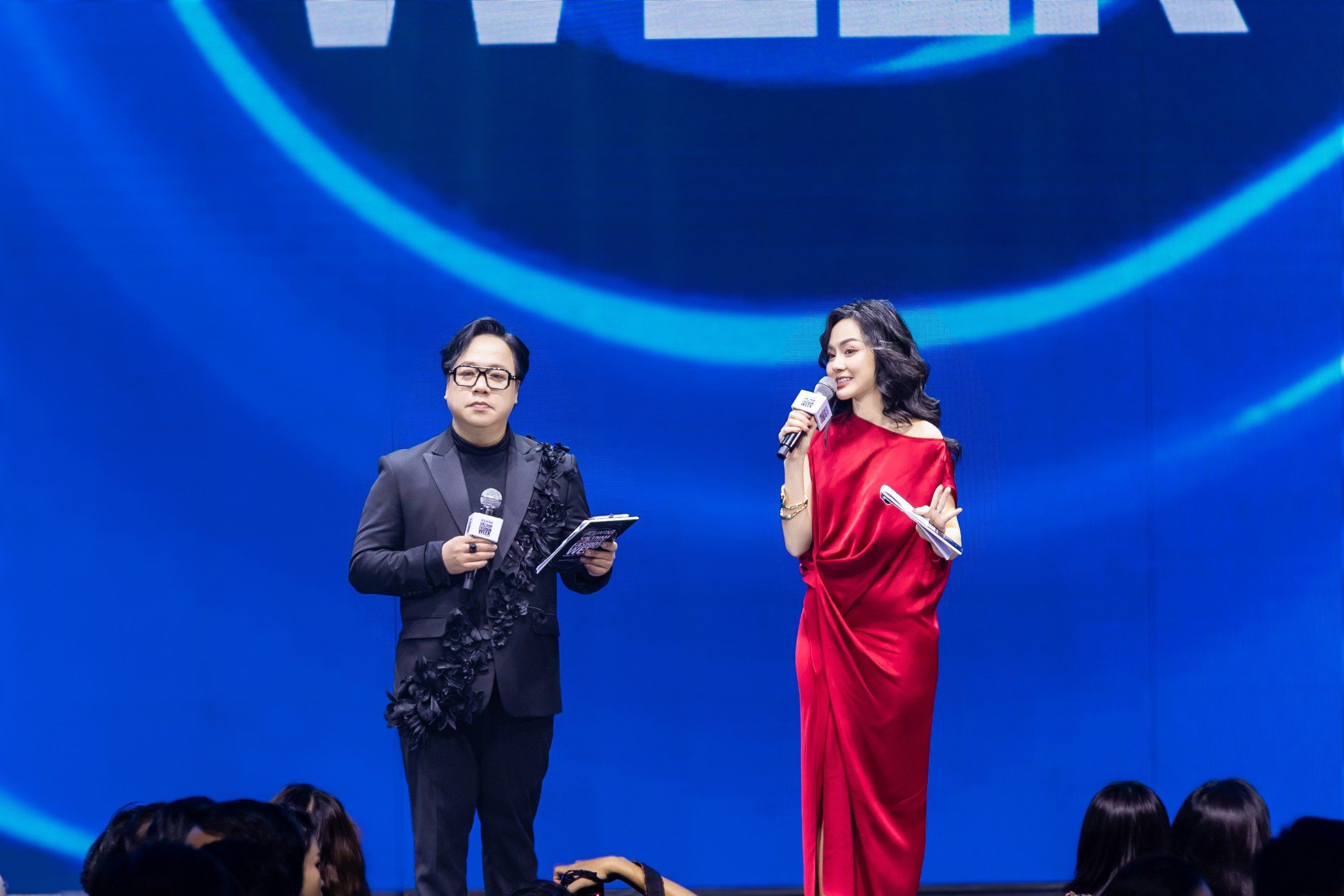 Chân dung nữ MC song ngữ gây xôn xao Tuần lễ Thời trang Quốc tế Việt Nam 2024 - 8