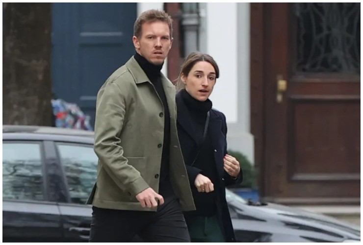 Anh có quan hệ thân thiết với một nữ nhà báo.