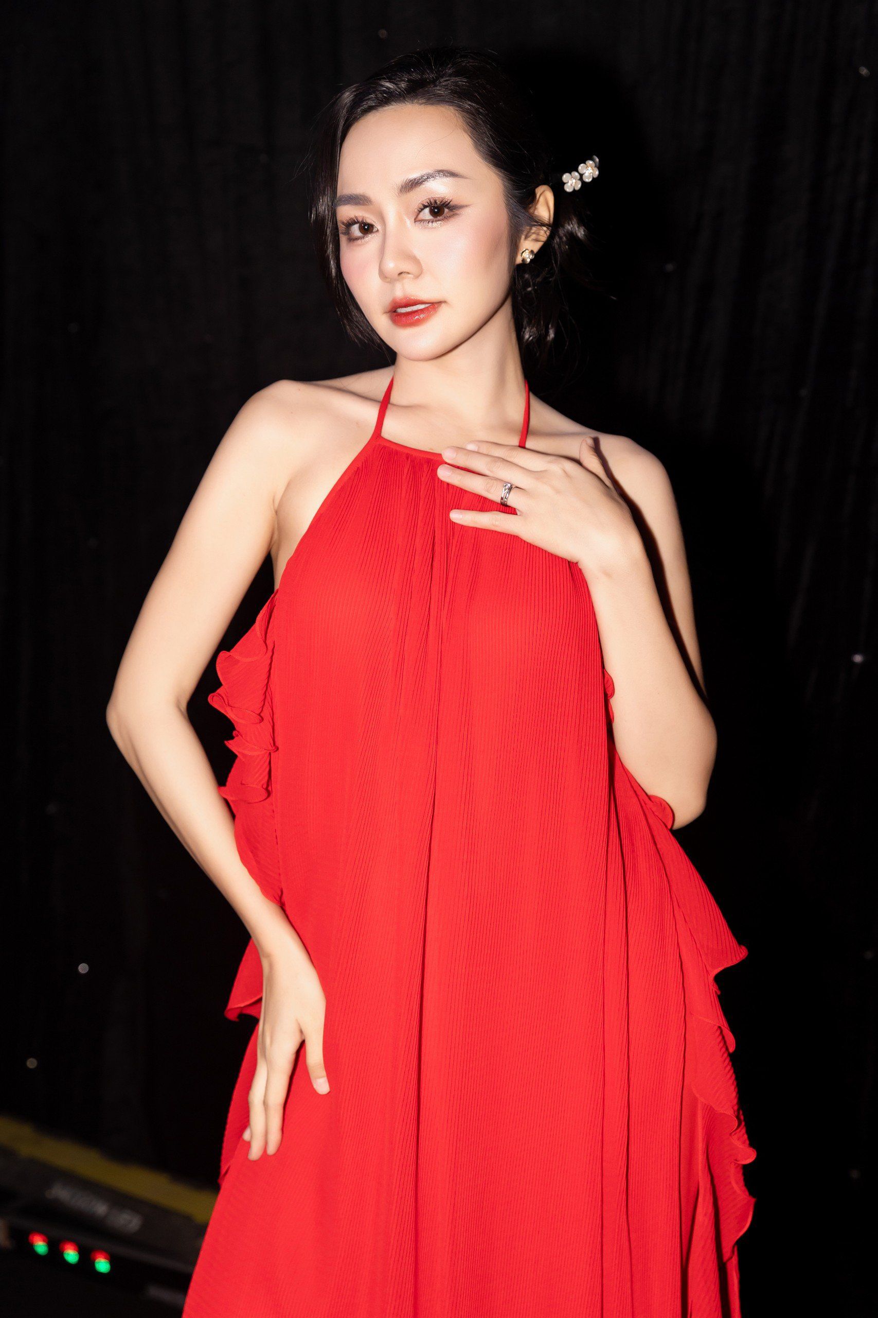 Chân dung nữ MC song ngữ gây xôn xao Tuần lễ Thời trang Quốc tế Việt Nam 2024 - 6