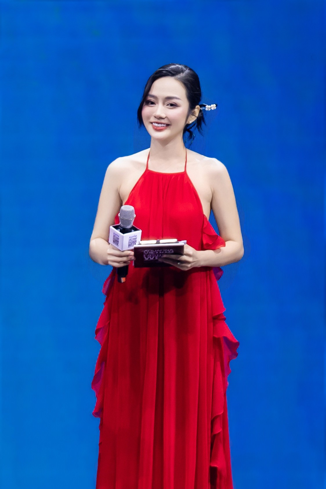 Chân dung nữ MC song ngữ gây xôn xao Tuần lễ Thời trang Quốc tế Việt Nam 2024 - 7