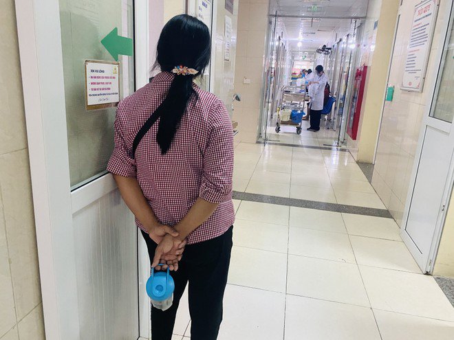 Hợp đồng kết thúc đột ngột, bà Xuyến nhìn về cuối hành lang sâu hun hút, chưa biết phải đi đâu, về đâu…