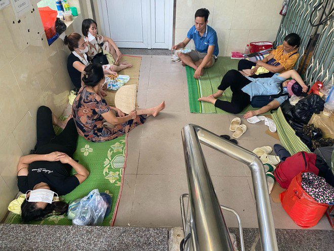 Cầu thang, hàng lang bệnh viện là nơi tá túc của người chăm bệnh nhân