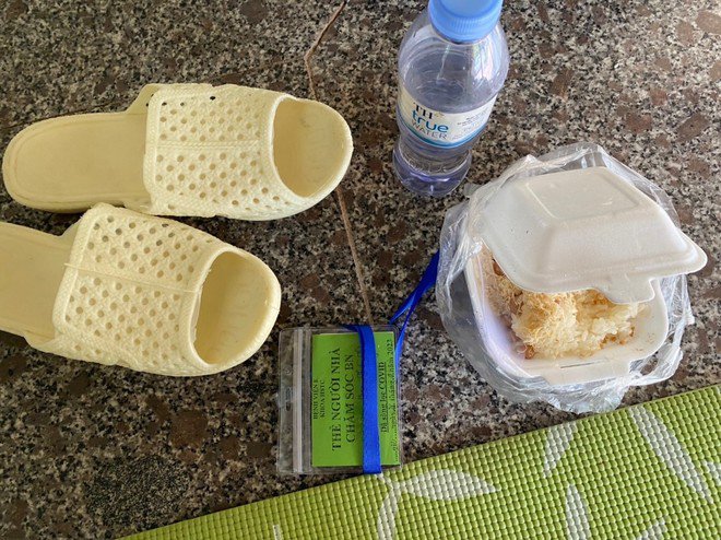 Tư trang của những người hàng ngày “ăn cơm nắm, nằm gầm giường” trong bệnh viện