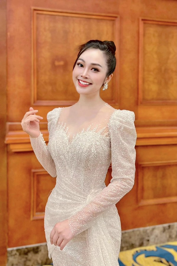 Nhan sắc đời thực xinh đẹp của MC Thùy Linh - 6