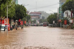 Miền Bắc duy trì thời tiết trái ngược, mưa lớn ở miền núi, oi nóng ở đồng bằng