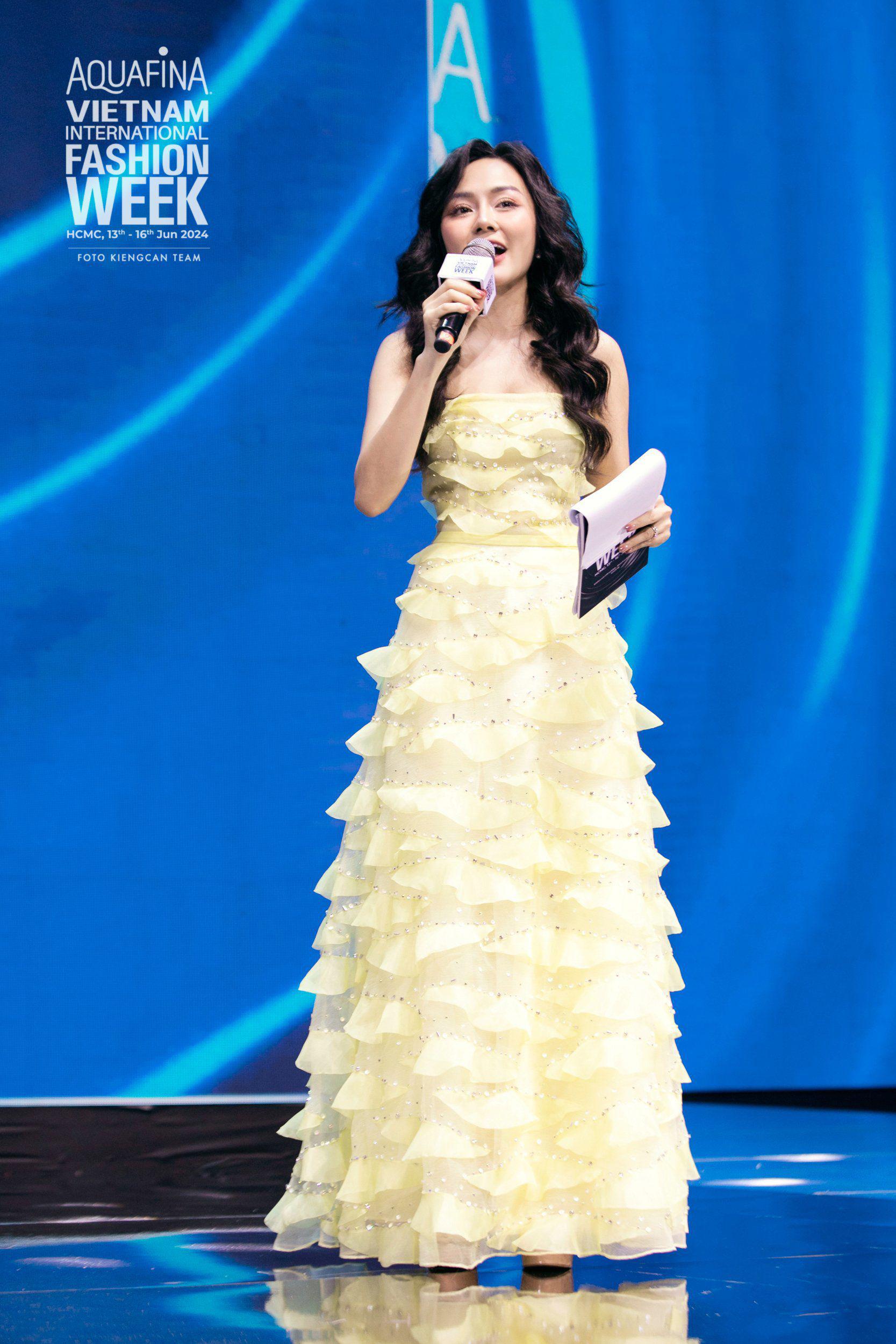 Chân dung nữ MC song ngữ gây xôn xao Tuần lễ Thời trang Quốc tế Việt Nam 2024 - 3