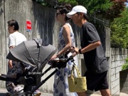 Đàn ông - Vợ chồng Song Joong Ki đưa con trai đi dạo