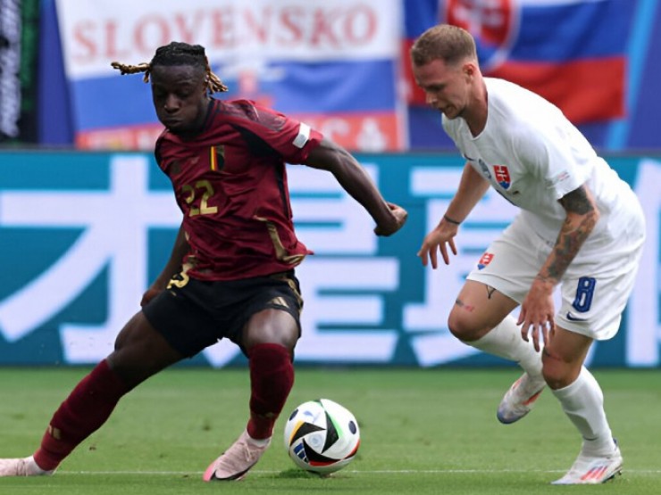 Trực tiếp bóng đá Bỉ - Slovakia: Lukaku lại mừng hụt (EURO) (Hết giờ)
