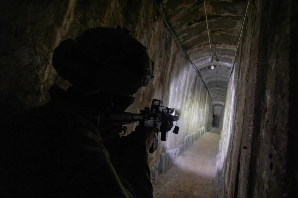 Binh sĩ Israel bên trong một đường hầm ở phía bắc Dải Gaza vào tháng 11- 2023. Ảnh: REUTERS