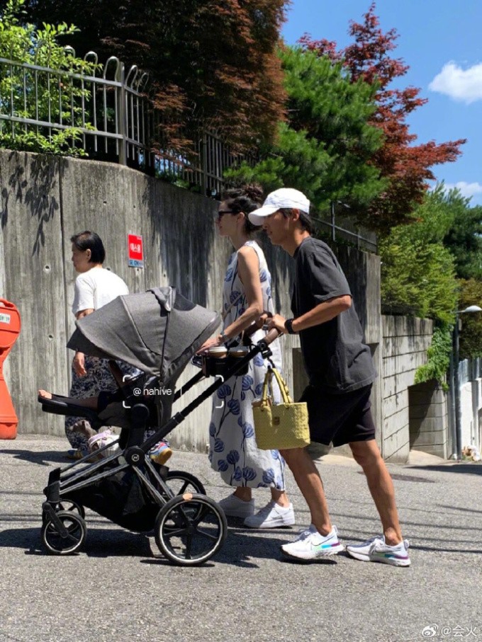 Song Joong Ki và vợ con dạo phố Seoul. Ảnh: Instagram