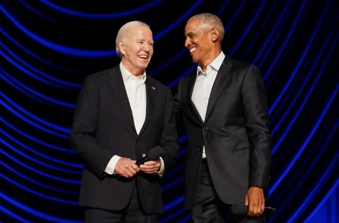 Tổng thống Biden và cựu Tổng thống Barack Obama ở buổi gây quỹ hôm 15/6. Ảnh: Reuters
