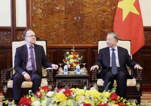 Chủ tịch nước Tô Lâm tiếp Đại sứ Nga tại Việt Nam Gennady Bezdetko. (Ảnh: TTXVN)