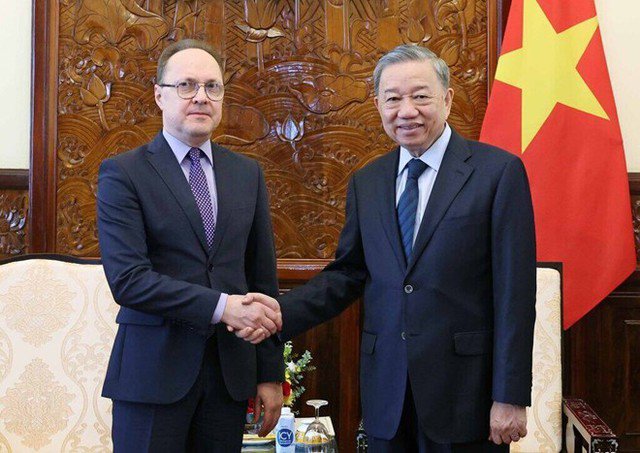 President To Lam and Ambassador of the Russian Federation to Vietnam Zennady Bezdetko. Photo: TTXVN