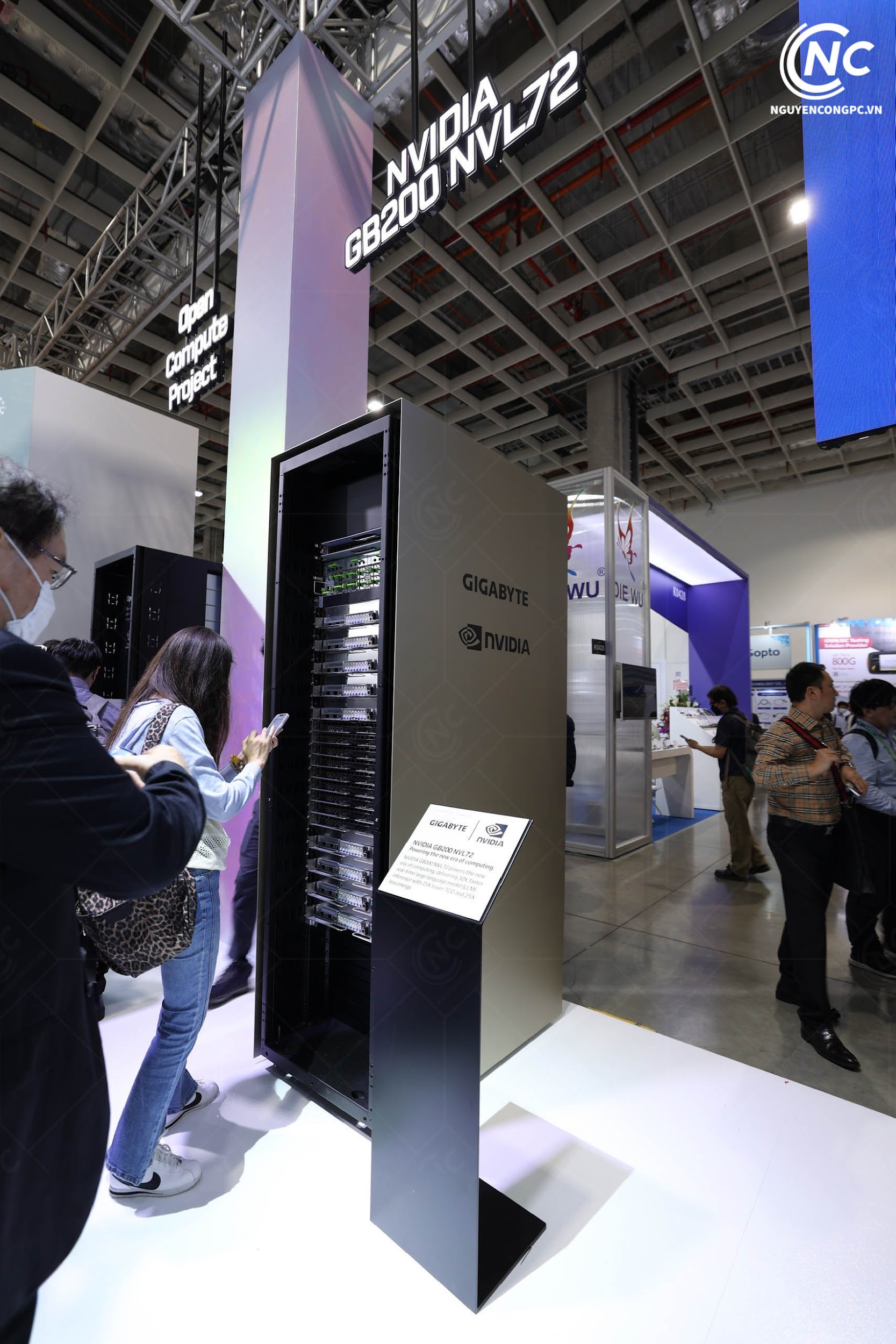 Bộ PC siêu máy chủ GIGABYTE NVIDIA GB200 NVL72 chuyên sử dụng trong lĩnh vực AI được Nguyễn Công PC chụp tại Computex 2024