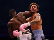 Thể thao - Võ sỹ Boxing nhận đòn "bẩn", bị húc đầu nhưng vẫn thắng thuyết phục