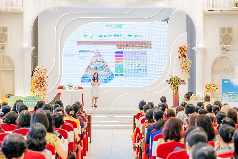 Chuỗi hội thảo đã thu hút gần 1000 chị em hội viên và trao tặng hơn 8.000 hộp sữa Fami Green Soy.