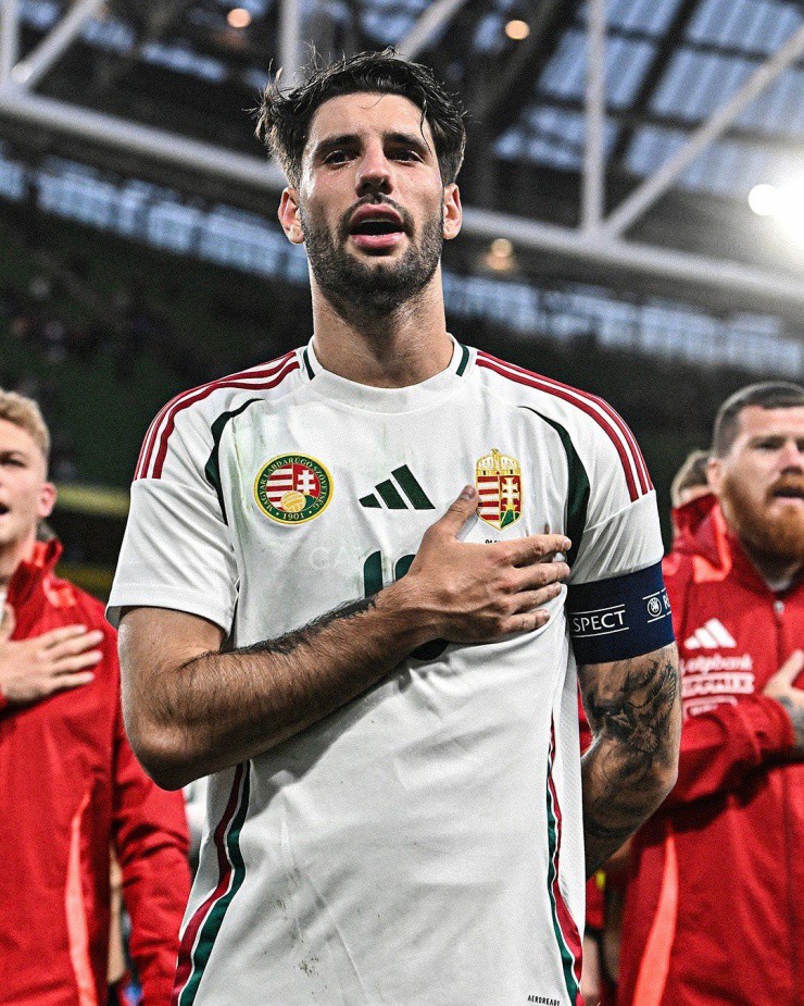 Dominik Szoboszlai trở thành đội
trưởng trẻ nhất trong lịch sử Euro khi mới 23 tuổi. Tiền vệ
Liverpool ra quân cùng tuyển Hungary tại bảng A và để thua 1-3
trước Thụy Sĩ. Anh có cú treo bóng chính xác để Barnabas Varga đánh
đầu cận thành, rút ngắn cách biệt nhưng chưa thể giúp Hungary có
được chiến thắng.
