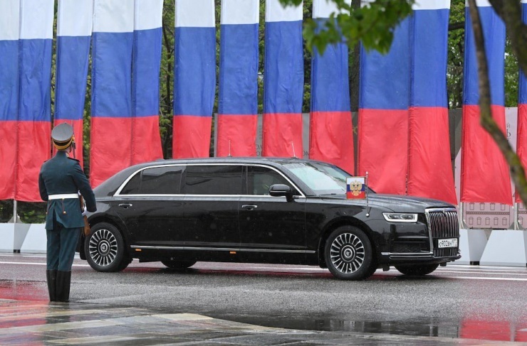 Cận cảnh chiếc limousine bọc thép thường được Tổng thống Putin mang theo khi công du nước ngoài - 1