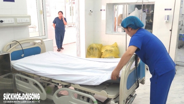 Nam sinh được đưa đến Khoa Hồi sức cấp cứu, Trung tâm Y tế huyện Ninh Giang cấp cứu vào 0h11 rạng sáng ngày 6/6. Ảnh: Đ.Tùy