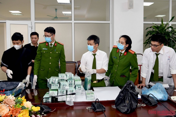 Cận cảnh ma túy nước vui “trà xoài” ngụy trang trong bột tắm trắng để vận chuyển - 2