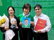 Bạn trẻ - Cuộc sống - Mẹ nhận bằng tốt nghiệp đại học thay con trai đã mất