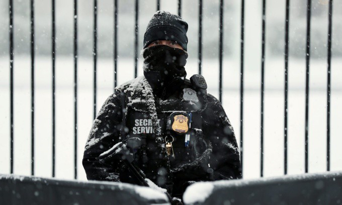 Một thành viên Mật vụ Mỹ thực hiện nhiệm vụ ở Nhà Trắng, Washington, hồi tháng 2/2019. Ảnh: Reuters