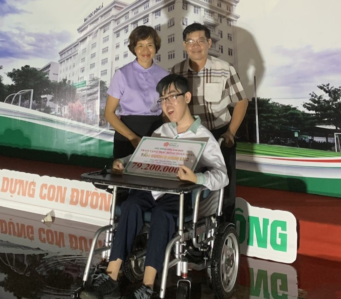 Nguyễn Minh Châu cùng bố mẹ trong lễ khai giảng năm 2022. Ảnh: Nhân vật cung cấp